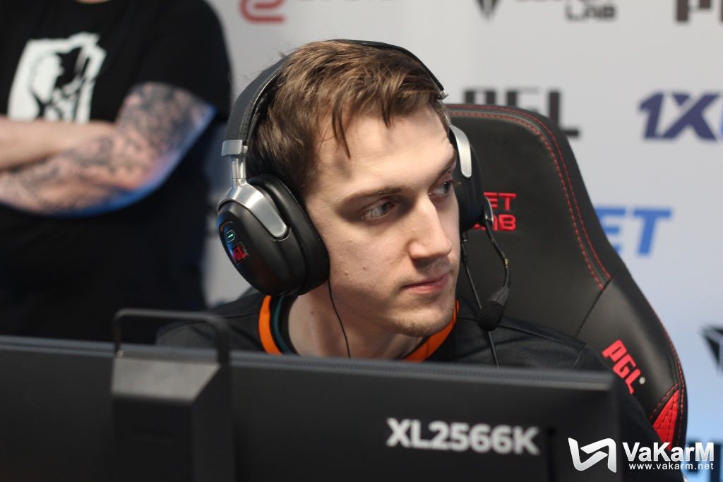 Prowadzący fnatic na ławce rezerwowych